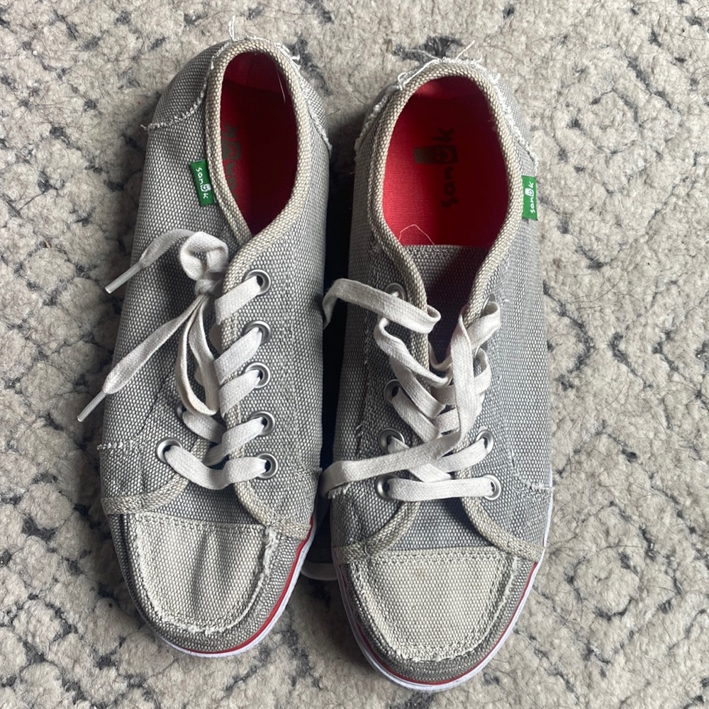 Sanuk gym shoes lace up!